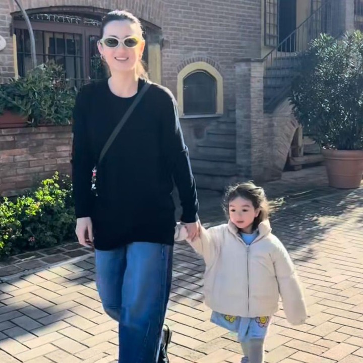 <p>Kalau soal <em>outfit</em>, gaya Brielle dan Julie memang selalu berhasil mencuri perhatian.&nbsp;Bunda dan anak ini&nbsp;selalu tampil <em>stylish </em>di&nbsp;berbagai kesempatan.&nbsp;Melihat dari unggahan itu, netizen pun langsung membanjiri komentar di Instagram Julie. "Cantik banget kak Julie sama Brielle," kata <em>@ris****. "</em>Muka anaknya kayak <em>princess</em> banget, kecantikan ngambil ke ibunya semua Julie Estelle," tutur <em>@the****.</em> "Boneka banget kayak mamanya," tambah <em>@mas****.</em> (Foto: Instagram @julstelle)</p>