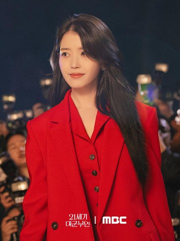 5 Potret IU yang Memesona sebagai Konglomerat di Drakor Terbaru Perfect Crown