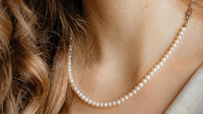 Kalung mutiara. Kalung ini berkesan klasik dan cocok dipakai sehari-hari.