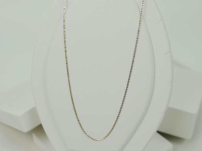 Kalung rantai emas simpel. Kalung ini cocok dipakai sehari-hari.