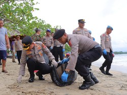 Polres Pandeglang Bersih-bersih Pantai Carita, Dua Truk Sampah Diangkut
