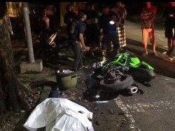 2 Pria Mabuk Naik Ninja Tewas Tabrak Pohon dan Tiang Warkop di Mojokerto