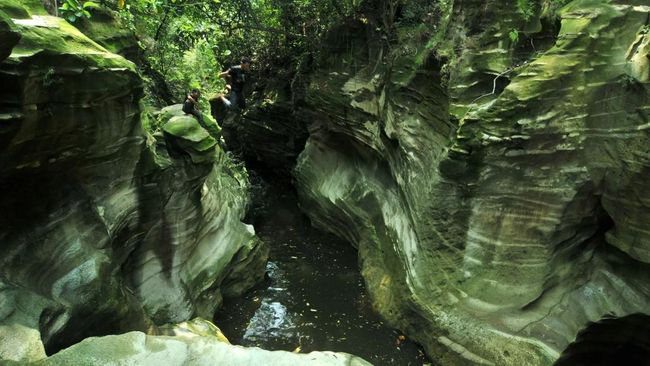 Tak perlu jauh-jauh pergi ke AS untuk menikmati pemandangan Grand Canyon. Di Jombang, Jawa Timur, ada Grand Canyon versi mini yang tak kala mempesona.