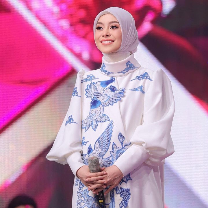 <p>Kabar kehamilan ketiga Lesti ini juga sempat dibocorkan oleh sang suami, Rizky Billar, bahwa hari perkiraan lahir (HPL) ketiga anak mereka akan jatuh di bulan yang sama, yakni Februari. Ternyata prediksinya benar ya, Bunda. "HPL sebenarnya bulan 2 berarti sekarang 6 bulan yah. Cukup unik ya sebetulnya karena anak kita dari yang pertama sampai sekarang itu HPL-nya selalu di bulan 2. Abang itu di bulan 2 tanggal 5, adik Lesia di bulan 2 tanggal 14, ini (ketiga) di pertengahan bulan," tutur Rizky Billar dikutip dari laman YouTube <em>Insertlive</em>. (Foto: Instagram @lestikejora)</p>