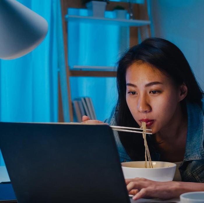 Menonton film bisa menjadi cara santai untuk menikmati Valentine sendirian. Pilih film yang membuat hati hangat atau penuh tawa.