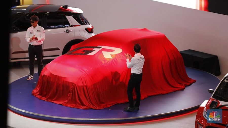 Marketing Director Toyota Astra Motor (TAM), Hiroyuki Oide (kiri) dan Direktur Marketing PT Toyota-Astra Motor (TAM), Jap Ernando Demily (kanan) saat merilis Gazoo Racing (GR) pada mobil Toyota Corola dalam arena Indonesia International Motor Show (IIMS) 2026, di JIExpo Kemayoran, Jakarta, Jumat (6/2/2026).