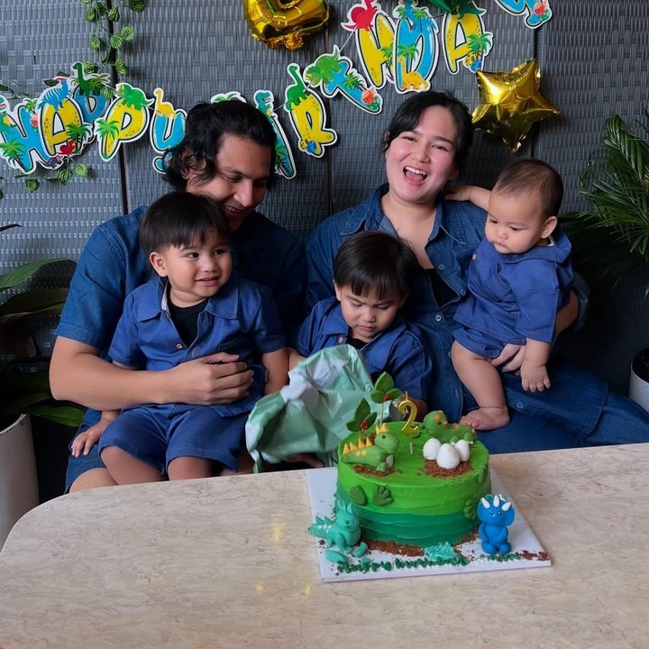 <p>Artis Masayu Clara melahirkan anak kembar laki-laki bernama Lam Agartha Poeteu Harta Yudana dan Vee Agartha Poeteu Harta Yudana pada 9 Agustus 2023. Sekitar setahun kemudian, atau pada 24 Desember 2024, ia melahirkan anak ketiganya Ryu Akira Sarfaraz Hy. Saat mengetahui kehamilan keduanya, Masayu sempat merasa bersalah ke anak kembarnya. Namun, berkat dukungan suami, ia dapat melalui semuanya. "Kayak punya rasa bersalah saja sama si kembar. Mereka belum puas sama kita, kita sudah harus ngurusin anak bayi lagi," ungkapnya beberapa waktu lalu di <em>YouTube Melaney Ricardo</em>. (Foto: Instagram @masayuclara)</p>