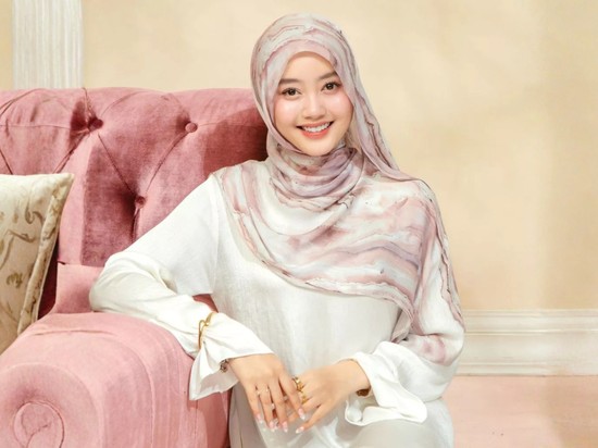 Mau Styling Pashmina Motif untuk Bukber? Inspirasi Outfit Effortless Ini Bikin Kelihatan Elegan