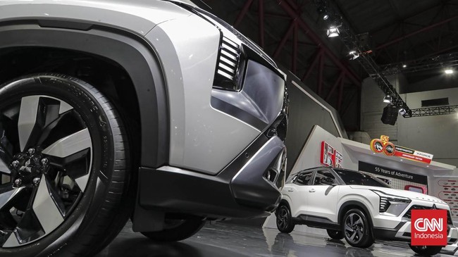 Dalam pemaparan target Mitsubishi Indonesia di IIMS 2026 ditunjukkan gambar dua model baru yang terselubung kain hitam.