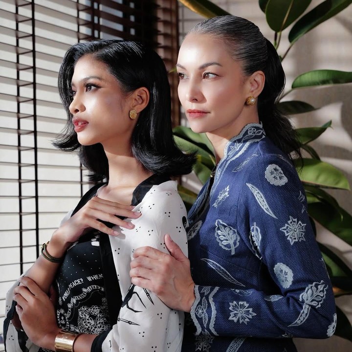 <p>Sementara itu, Natalie juga kerap membagikan momen kebersamaannya dengan keluarga. Ia terlihat cukup dekat dengan Nadya, bahkan keduanya beberapa kali menjalani pemotretan bersama seperti foto berikut ini. &ldquo;Tidak ada ikatan seperti cinta saudara,&rdquo; tulis Natalie. Unggahan tersebut pun mendapat balasan hangat dari Nadya yang memanggil sang adik dengan sebutan &ldquo;<em>Baby Girl&rdquo;</em>, Bunda.&nbsp;(Foto: Instagram @nataliehutagulung_)</p>