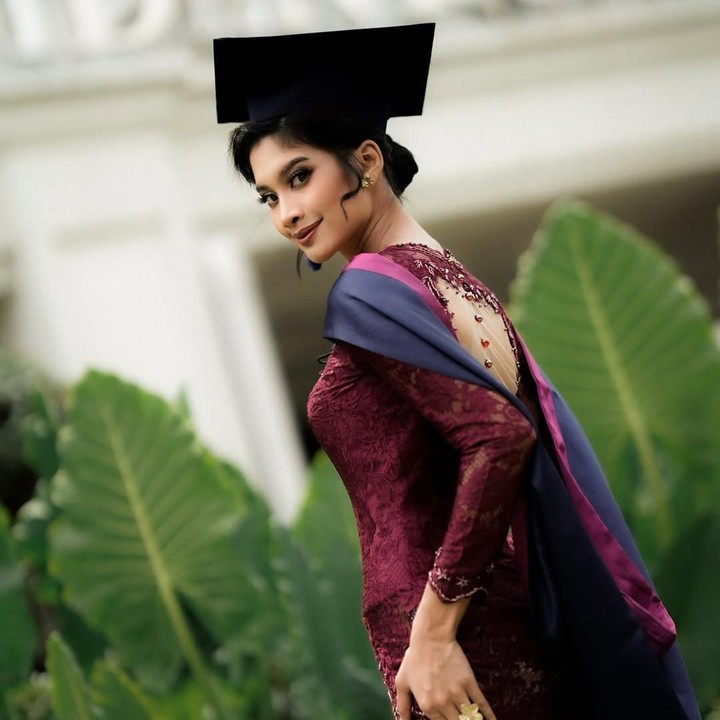 <p>Natalie sendiri memiliki latar belakang pendidikan sarjana ilmu komunikasi. Ia pun pernah bekerja sebagai <em>content creator</em> di salah stasiun televisi, Bunda. Di sisi lain, ia kerap mengambil pekerjaan sebagai model <em>fashion show.&nbsp;</em>(Foto: Instagram @nataliehutagulung_)</p>