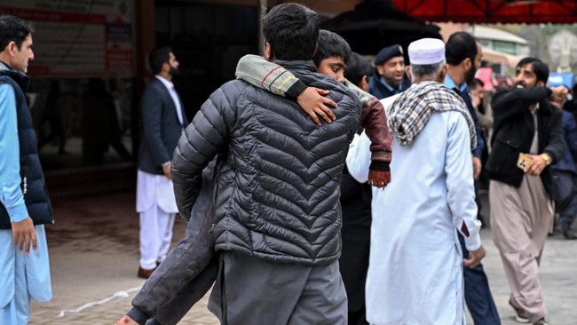Bom bunuh diri di sebuah masjid di Islamabad, Pakistan, menewaskan 15 orang dan melukai 80 orang.