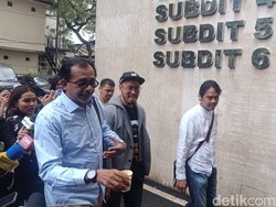 Pandji Pragiwaksono Tiba di Polda Metro untuk Klarifikasi Mens Rea