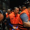 Tersangka kasus dugaan tindak pidana korupsi perkara suap importasi di Direktorat Jenderal Bea dan Cukai (DJBC), Orlando Hamongan (kanan), Rizal Fadillah (tengah) dan Sisprian Subiaksono (kiri) berjalan menggunakan rompi tahanan usai menjalani pemeri