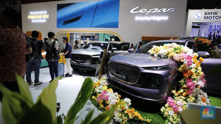 Pengunjung memandang mobil terbaru nan terpajang dalam arena Indonesia International Motor Show (IIMS) 2026 di JIExpo Kemayoran, Jakarta, Jumat (6/2/2026).