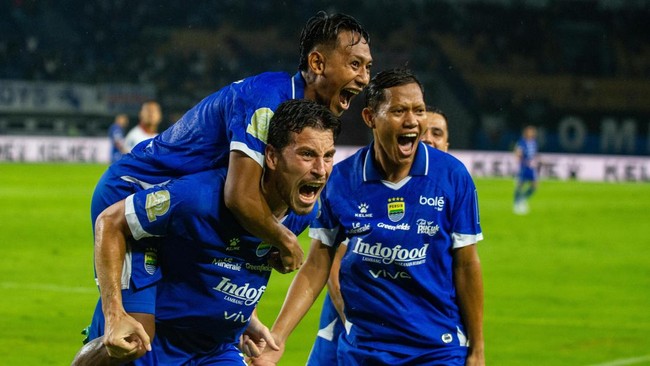Persib Bandung kukuh di puncak klasemen Super League 2025/2026 setelah sukses mengalahkan Malut United pada Jumat (6/2).