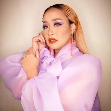 Pinkan Mambo Selalu Punya Cara untuk Caper, Kali Ini Ngamen di Pinggir Jalan