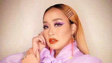 Pinkan Mambo Selalu Punya Cara untuk Caper, Kali Ini Ngamen di Pinggir Jalan