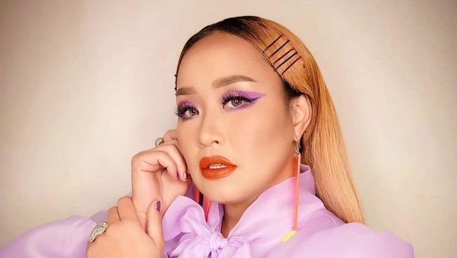 Pinkan Mambo Selalu Punya Cara untuk Caper, Kali Ini Ngamen di Pinggir Jalan