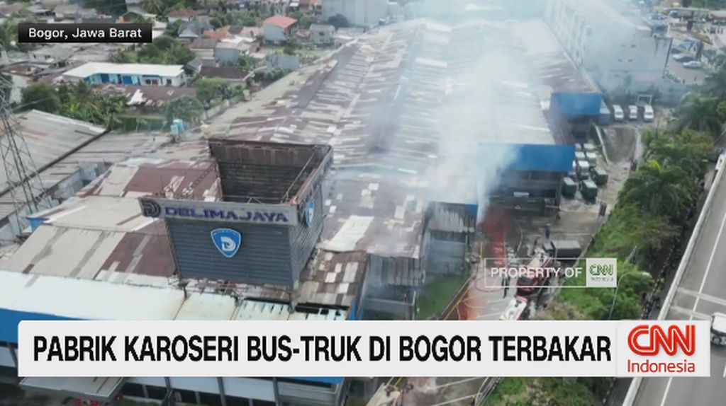 VIDEO: Pabrik Karoseri Bus-Truk di Bogor Terbakar