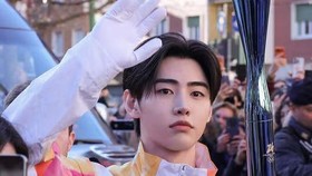 FOTO: Sunghoon ENHYPEN-Jackie Chan Bawa Obor Olimpiade Musim Dingin