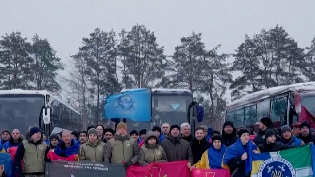 Momen Bahagia 157 Tahanan Ukraina usai Dibebaskan Rusia