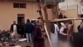 Detik-detik setelah Ledakan Bom Bunuh Diri di Masjid Pakistan