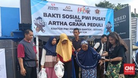 Artha Graha Peduli Bersama PWI Salurkan 3 Ribu Paket Sembako