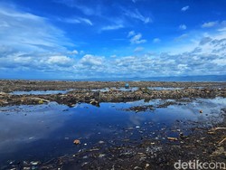 Surga Surfing di Pesisir Talanca yang Kini Terkubur Sampah