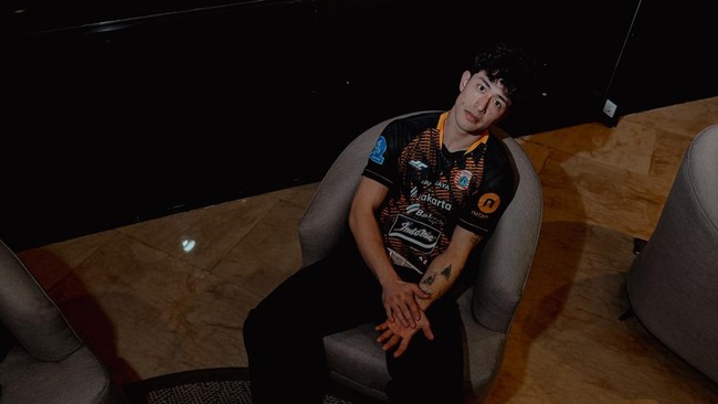 Pelatih Persija Jakarta, Mauricio Souza meminta publik untuk tidak menilai Cyrus Margono hanya dari satu penampilan saja.