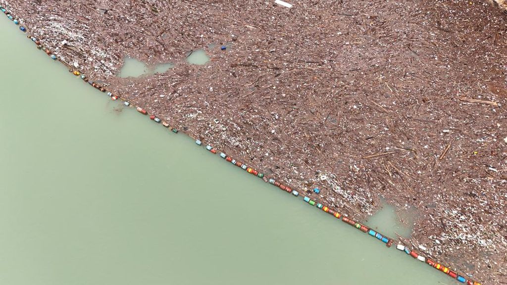 FOTO: Hujan Deras Ubah Sungai di Bosnia Jadi Lautan Sampah