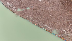 FOTO: Hujan Deras Ubah Sungai di Bosnia Jadi Lautan Sampah