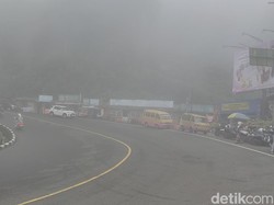 Jalur Puncak Diselimuti Kabut-Hujan Deras, Pengendara Diminta Hati-hati