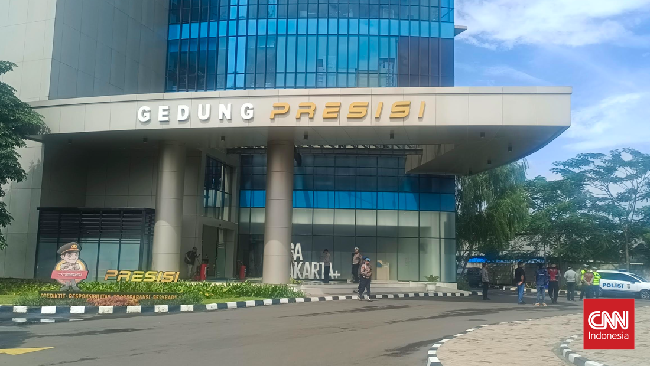 Berdasarkan pemantauan terlihat rantis disiagkan dan aparat pengamanan ditambah di Mapolrestro Tangerang saat pemeriksaan Bahar Smith hari ini.