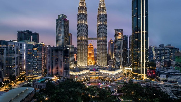 Malaysia dikenal sebagai negara dengan biaya kuliah terjangkau dan kualitas pendidikan internasional, didukung lingkungan multikultural serta biaya hidup yang ramah mahasiswa.