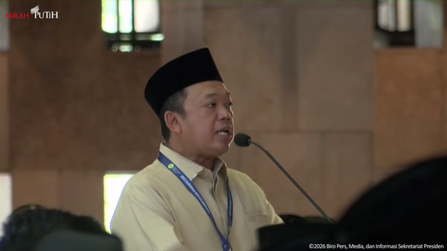 Nusron Wahid memulihkan kembali 717 SHM) para imigran di Desa Bekambit, Kabupaten Kotabaru, Kalsel, yang lahannya diduduki perusahaan tambang.