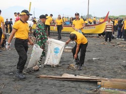 Kapolres Jembrana Pimpin Aksi Bersih Pantai Tanjung Cemara