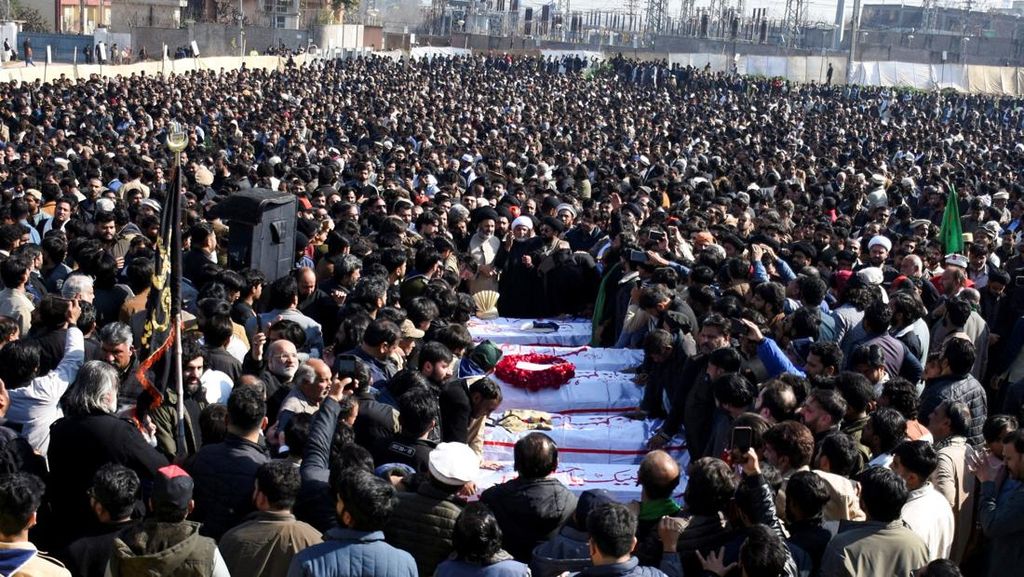 FOTO: Pemakaman Korban Bom Bunuh Diri di Masjid Pakistan