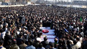 FOTO: Pemakaman Korban Bom Bunuh Diri di Masjid Pakistan