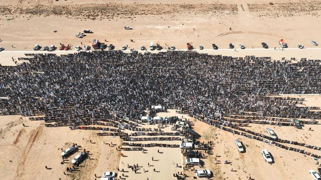 Pemakaman yang berlangsung pada Jumat (6/2) tersebut dilaksanakan di Bani Walid, kota yang berada sekitar 175 kilometer sebelah selatan Tripoli.