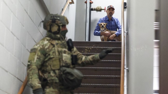 Banyak pelajar dari masyarakat imigran di Minneapolis melakukan pembelajaran jarak jauh (PJJ) secara daring gegara situasi yang tak kondusif.