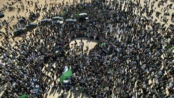 FOTO: Ribuan Orang di Pemakaman Putra Muammar Khadafi Saif Al Islam