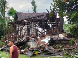 Angin Kencang Terjang Tulungagung, Puluhan Rumah Rusak dan 1 Roboh