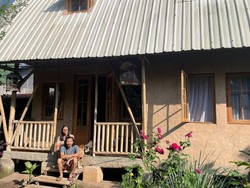 Gokil! Rumah di Cimahi Ini Dibangun Cuma Pakai Tanah dan Rangka Bambu