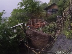 Ngeri, Rumah Warga Bima Rata dengan Tanah Usai Tertimpa Batu Besar