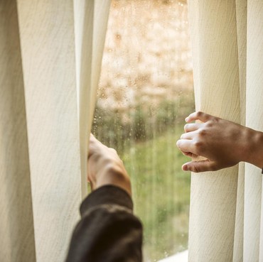 Cara Praktis Mengusir Bau Apek dari Tirai Jendela