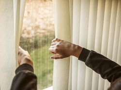 Cara Praktis Mengusir Bau Apek dari Tirai Jendela