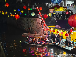 Syahdu Naik Perahu Menikmati Kali Pepe Berhias Lampion