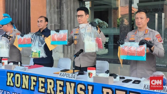 Polda Bali dan Bea Cukai menangkap WNA Turki berinisial HS yang membawa 1,29 kg kokain. Penyelidikan jaringan internasional masih berlanjut.