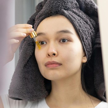 5 Kandungan Skincare Terbaik untuk Melembapkan Kulit Kering